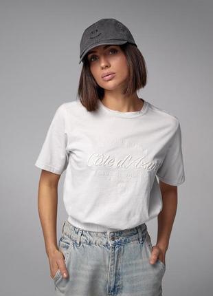 Хлопковая женская футболка с вышитой надписью