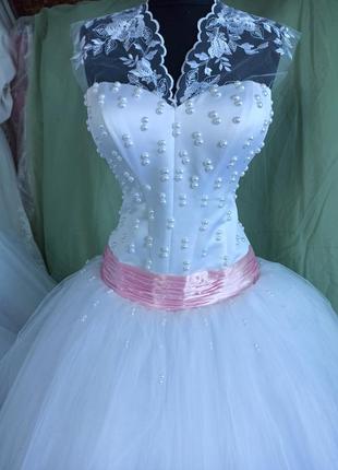 Нову весільну сукню з декоративним рожевим поясом. р 46-48
