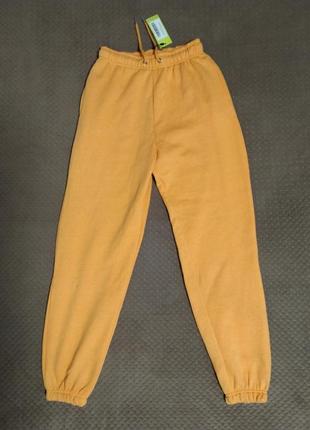 Спортивные штаны оранжевого цвета на флисе