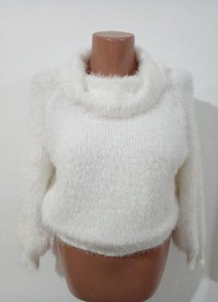 Короткий белоснежный свитер травка