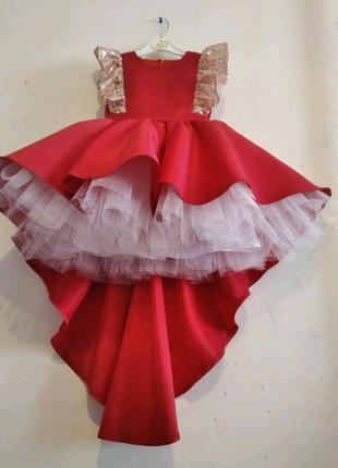 Червона сукня  зі шлейфом  на випускний  любе свято