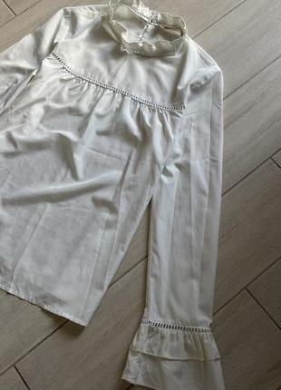 Красивая белая блуза gloria jeans с рукавами в рюшек