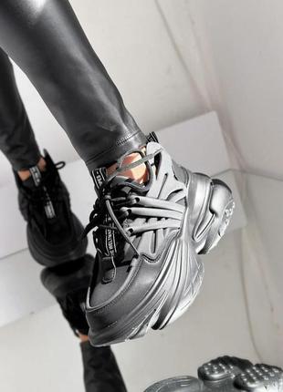 Стильні чорні кросівки на високій платформі