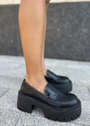 Чорні стильні лофери туфлі на тракторній підошві