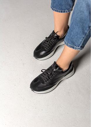 Жіночі кросівки чорного кольору з натуральної шкіри
