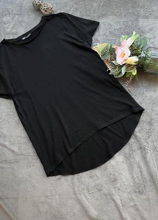 Черная коттоновая футболка базовая удлиненная сзади