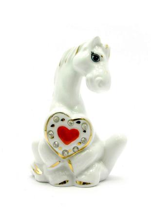 Лошадь с сердечком фарфор (9х6,5х5 см)