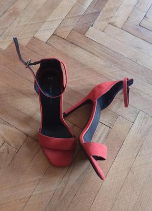 Яскраво-червоні босоніжки туфлі на вискому підборі