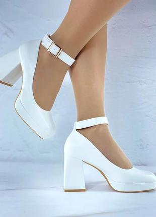 Женские белые туфли на каблуке с ремешком