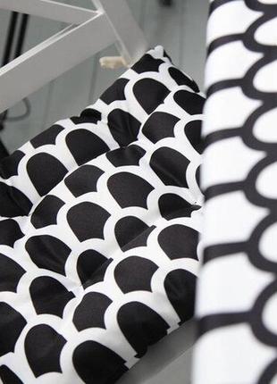 Подушка на стул с завязками черно-белый узор