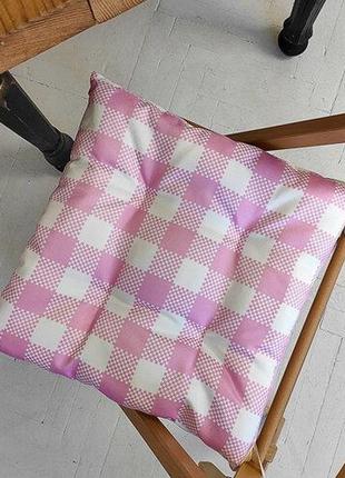 Подушка на стул с завязками бело-розовые квадраты