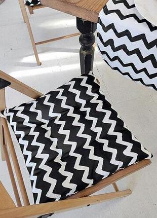 Подушка на стул с завязками зигзаг черно-белый