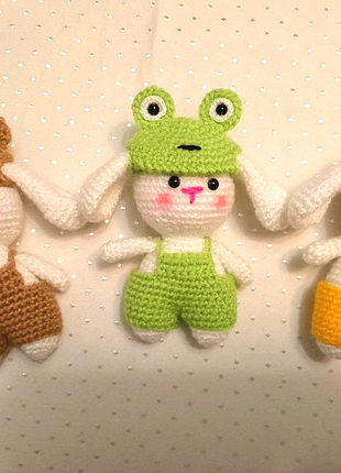 Вязанная игрушка - Заяц в костюме - медведь, лягушка и цыпленок