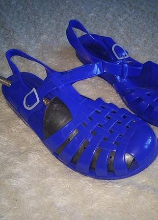 Синие пляжные сандали из пластика