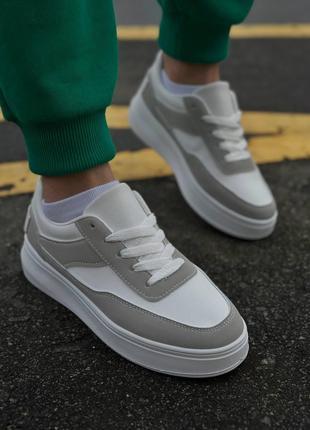 Жіночі біло-сірі кросівки