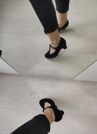 Черные туфли на небольшом удобном каблуке большого размера