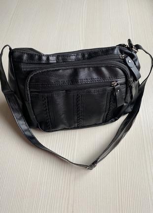 Женская сумочка черная через плечо со множеством карманов