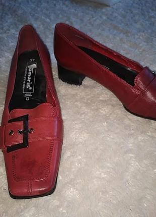 Красные туфли на каблуке с пряжкой