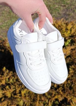 Крутезні біленькі кросівки для хлопців  xifa