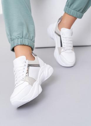 Белые кроссовки на высокой фактурной подошве, размер 37