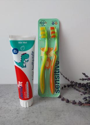 Детская зубная паста и набор из двух щеток. нитеньки
