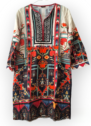 Этничное платье с элементами вышивки