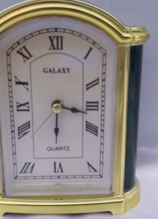 Кварцевые настольные часы будильник Galaxy.