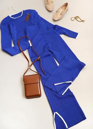 Синий костюм в рубчик кофта и брюки с разрезами