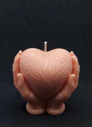 Свеча в форме сердца персикового цвета