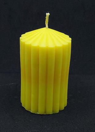 Свеча  желтого цвета