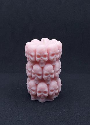 Свеча в форме черепа розового цвета