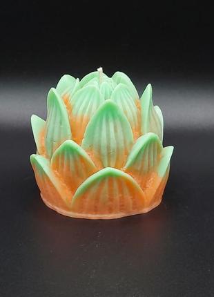 Свеча в форме лотоса оранжево-зеленого цвета