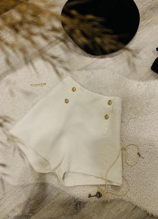 Білі твідові шорти з ґудзиками stradivarius chanel