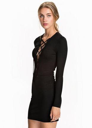 Трендовое черное платье платье в рубчик на шнурке nly trend