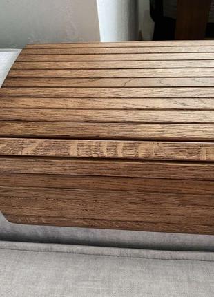 Дерев'яна накладка, столик, килимок на підлокітник дивана.