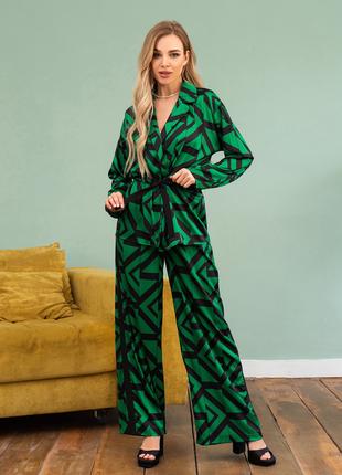 Принтованный зеленый костюм с широкими брюками и лампасами, ра...