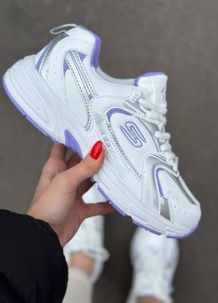 Белые спортивные кроссовки с фиолетовыми вставками