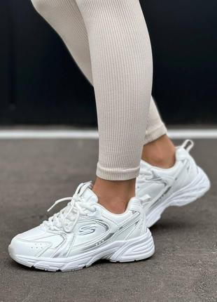 Белые спортивные кроссовки с серебряными вставками
