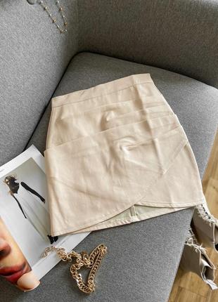 Молочная юбка мини из эко-шеиры