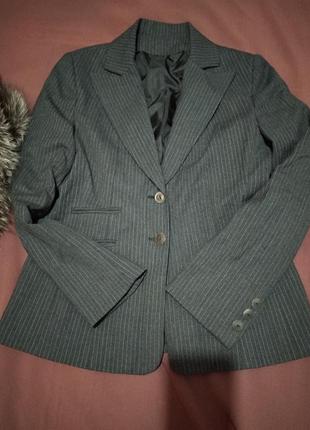 Стильный  деловой пиджак в полоску wool plus lycra