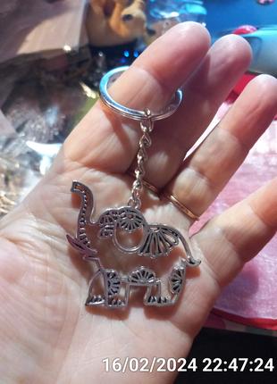 Брелок на ключи серебристый металл слон слоник ажурный плоский