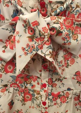 Очень красивая и стильная брендовая блузка в цветах и бабочках...
