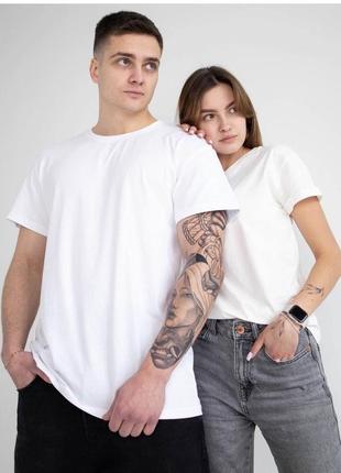 Базова футболка: чоловіча та жіноча, чорна та біла. стильний і...