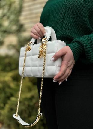 Женская белая сумка в классическом дизайне