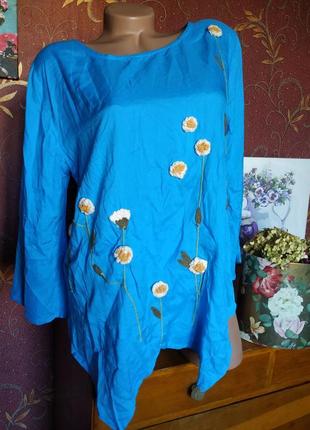 Голубая асимметричная блуза с цветочной вышивкой от jovie