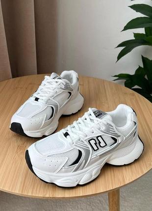 Спортивные кроссовки в стиле бренда белые с черными вставками