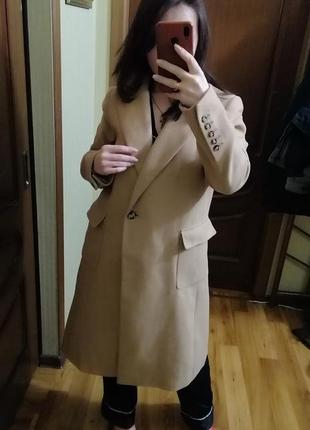 Демисезонное женское пальто миди с накладными карманами