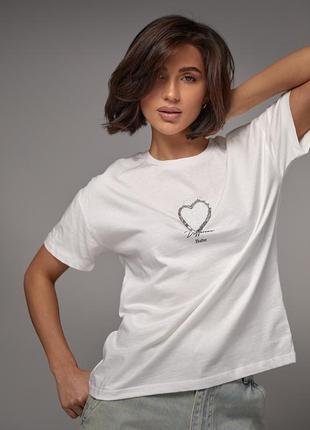 Женская футболка украшена сердцем из бисера и страз.