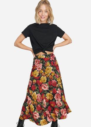 Асиммерическая юбка миди в цветочный принт