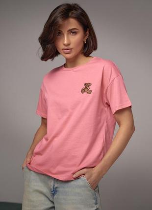 Женская футболка с вышитым мишкой.